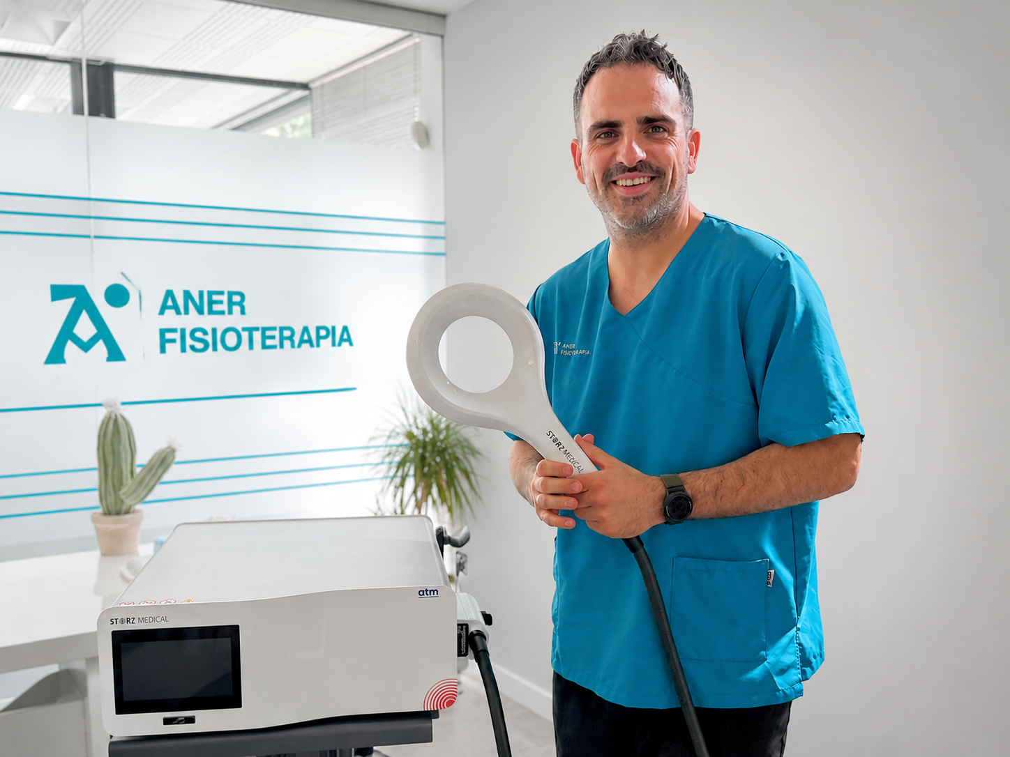 Equipo Magnetolith de magnetoterapia de alta energía utilizado en Aner Fisioterapia para complementar el tratamiento de lesiones.