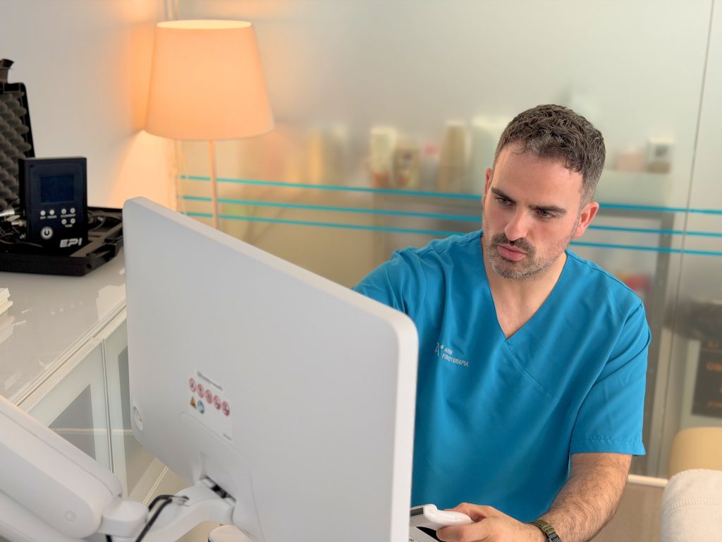 Fisioterapeuta de Aner Fisioterapia realizando una valoración con ecografía musculoesquelética en Zizur Mayor.